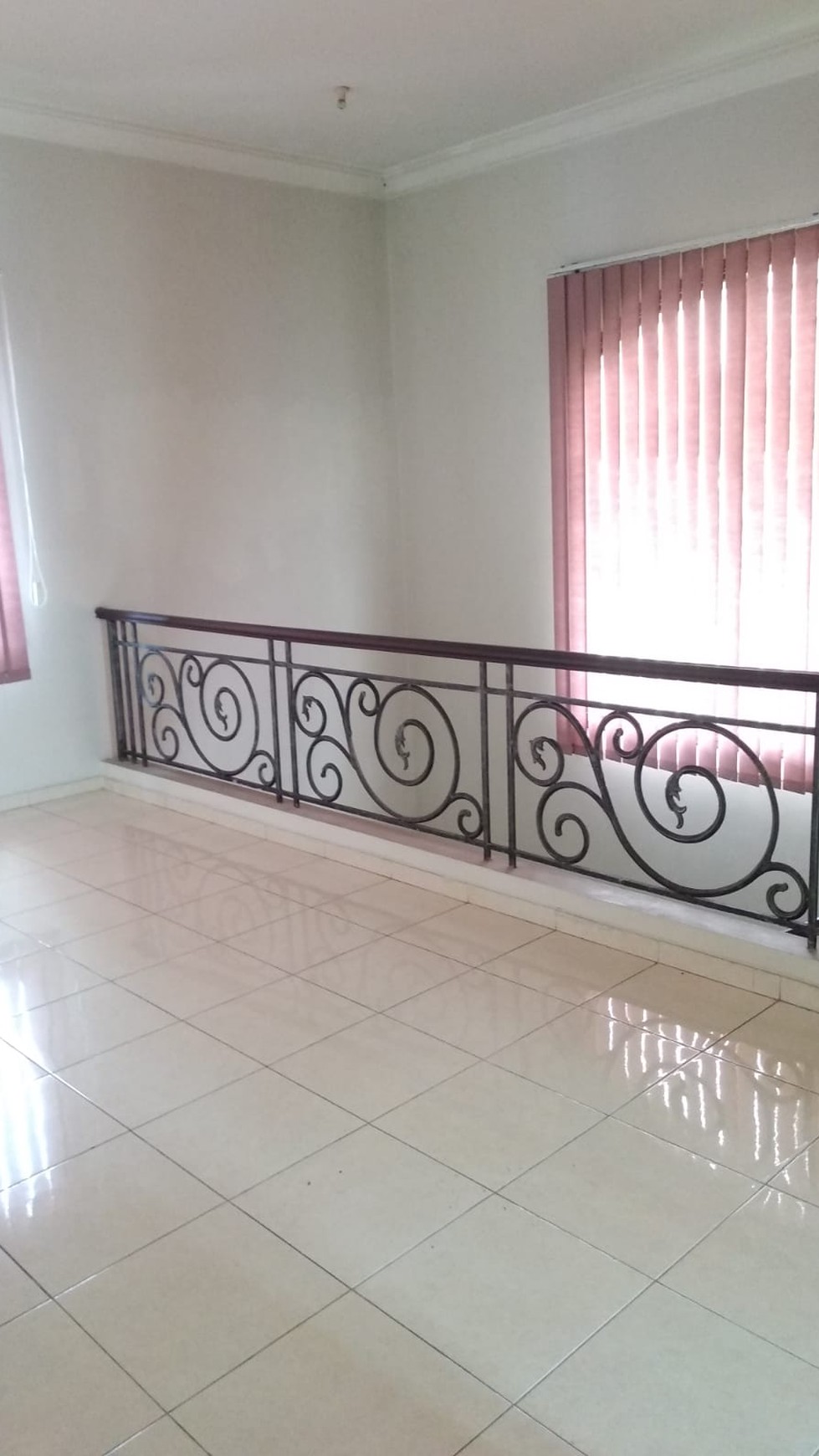 MURAH Disewakan Rumah Wisata Bukit Mas Surabaya FULL FURNISHED + Carport LUAS  Siap Huni dekat Royal Residence, Citraland, Pakuwon Mall, PTC, Supermall