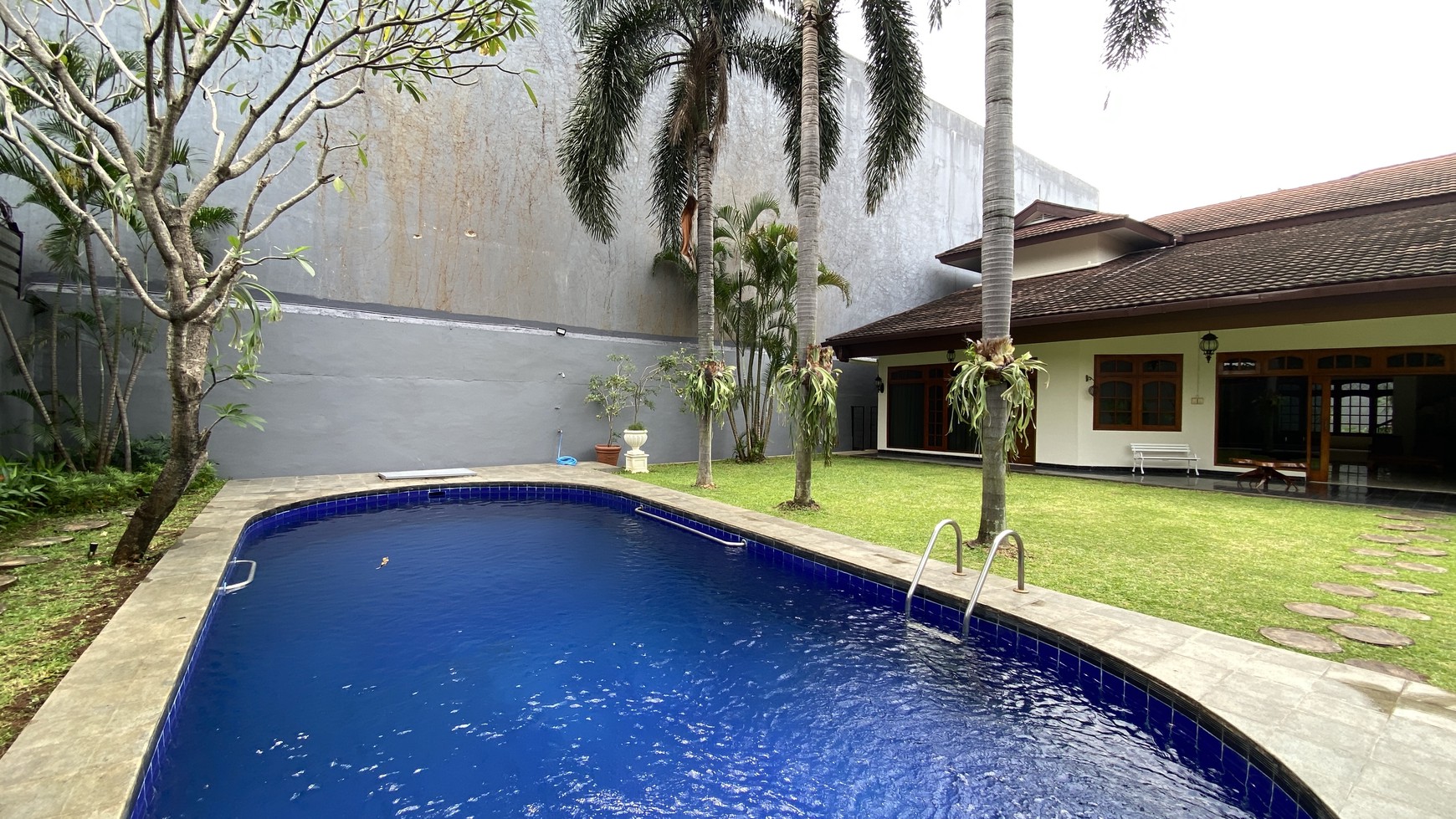 Big house with big backyard in pejaten, jakarta selatan