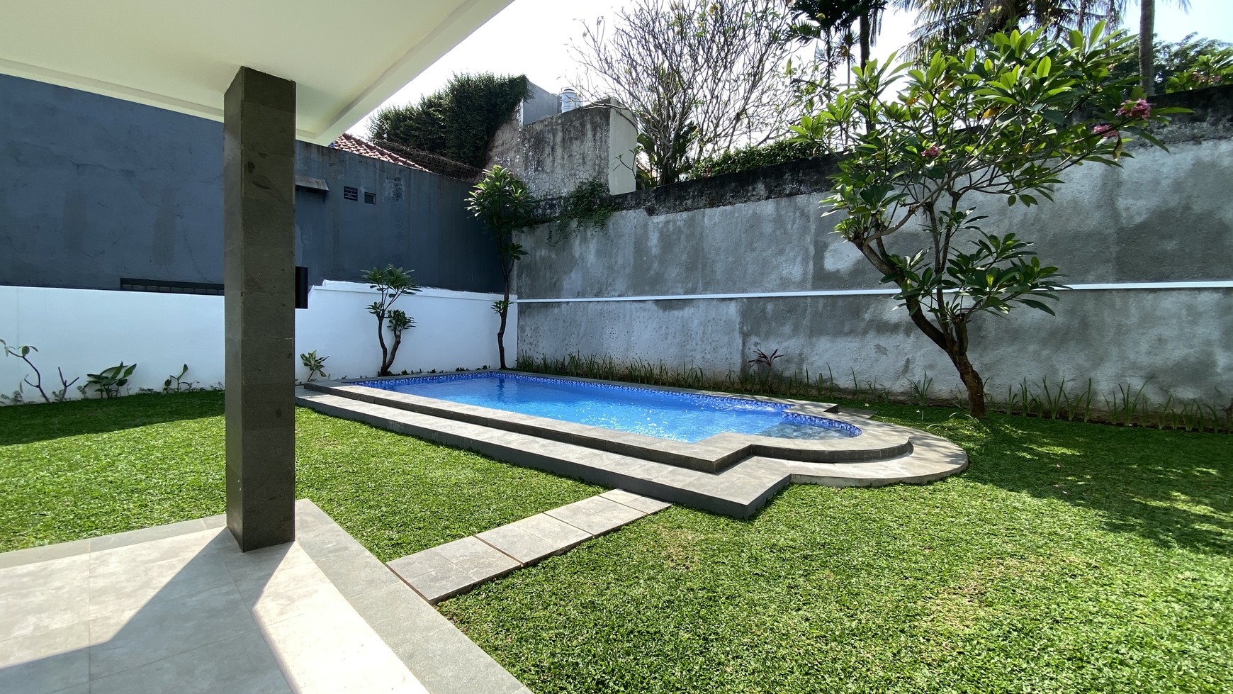 Big house with big backyard in kemang area