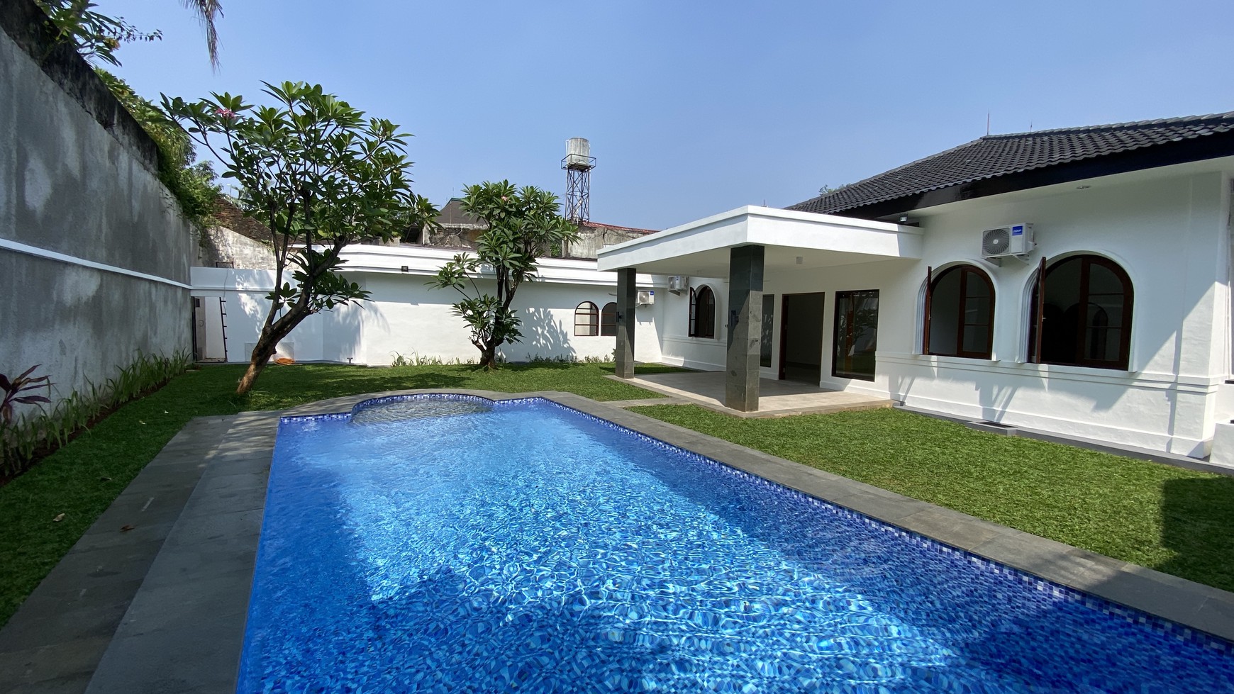 Big house with big backyard in kemang area