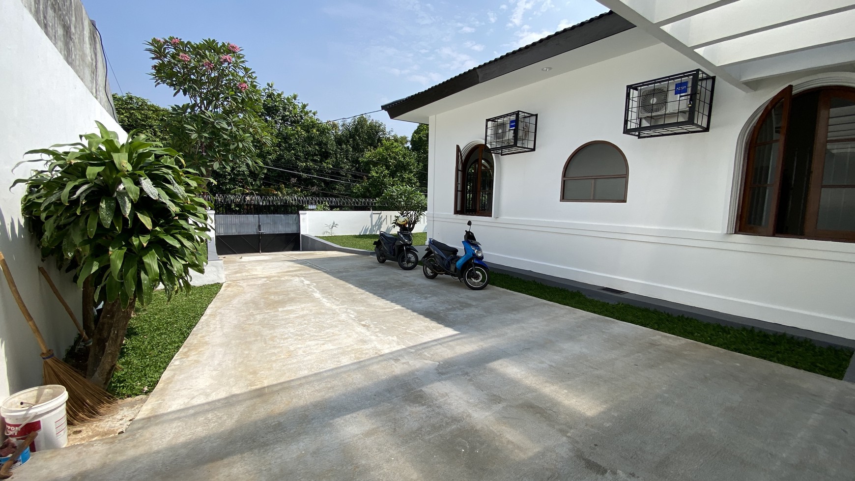 Big house with big backyard in kemang area