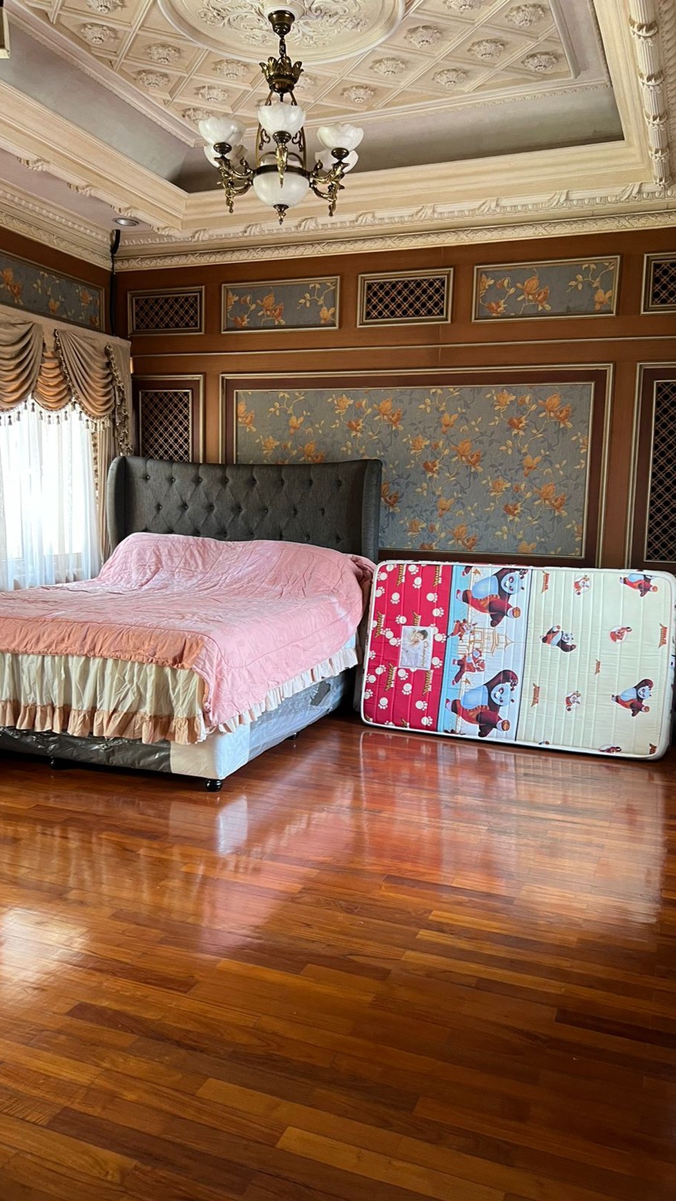 DIjual Semi Furnish Rumah Mewah dan Luas di JL. Durian Raya Jagarkasa, Jakarta selatan dengan Kolam Renang 