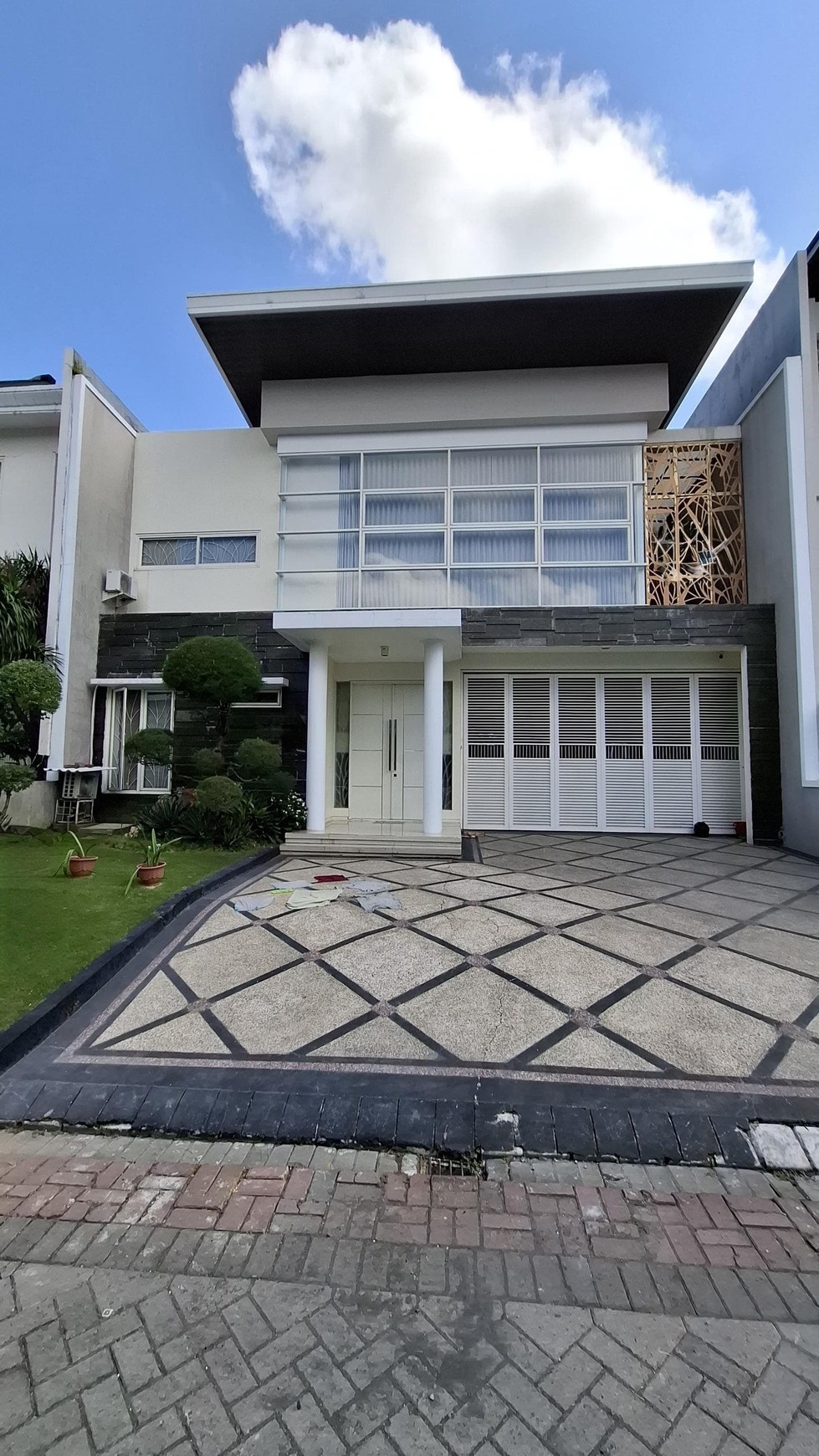 DIJUAL RUMAH MINIMALIS SEMI FURNISHED DI IMPERIAL BEACH, PAKUWON CITY