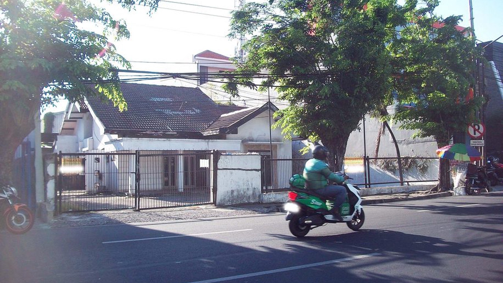 Rumah di Raya Jemursari Surabaya Timur, Strategis Nol Jalan Raya, COCOK UNTUK USAHA APAPUN !!!