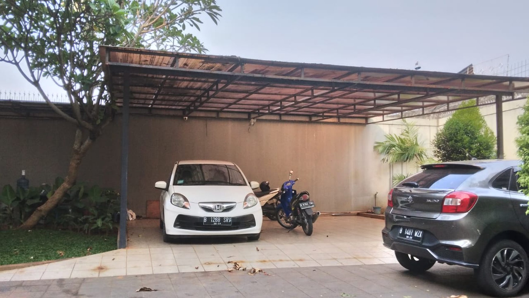 Rumah di cluster Bintaro Sektor 2, halaman luas dan siap huni 