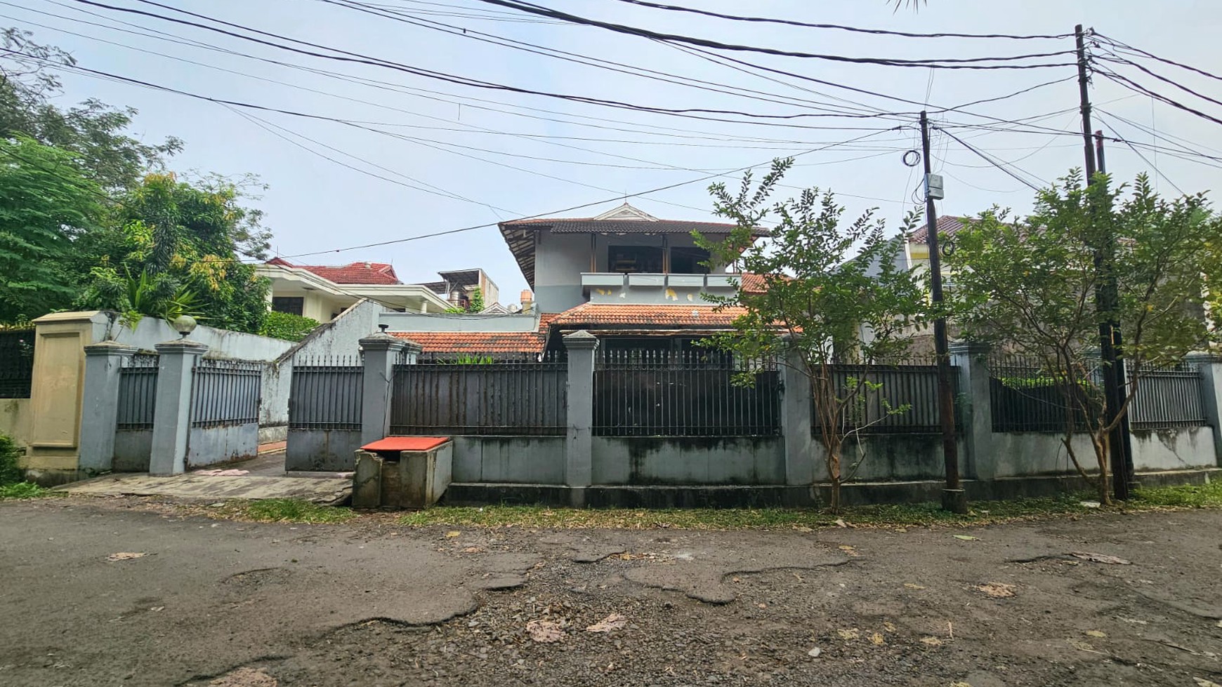 Rumah Taman luas 750 m2 di Komplek Margasatwa Baru, Pondok labu. Jakarta Selatan