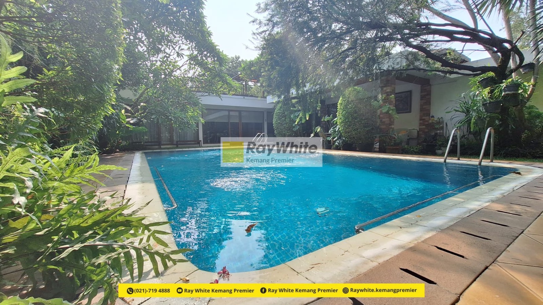 For sale : elegant resort house in an exclusieve neighborhood in Pejaten Barat