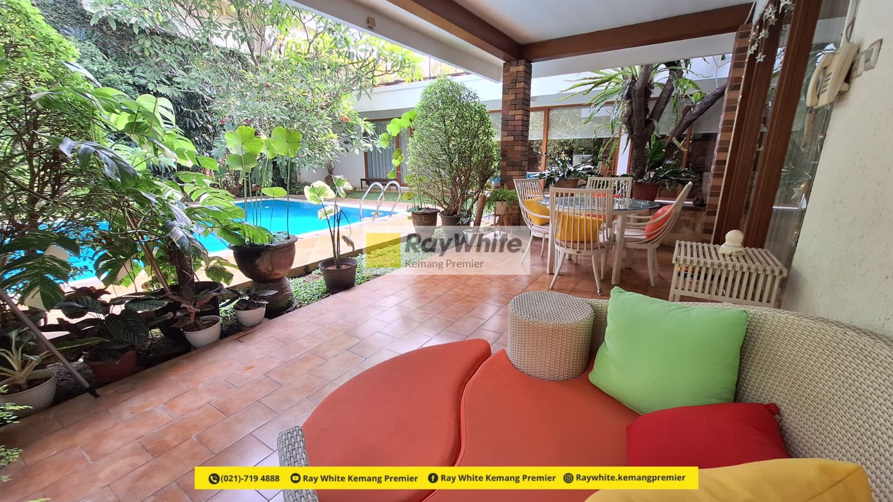 For sale : elegant resort house in an exclusieve neighborhood in Pejaten Barat