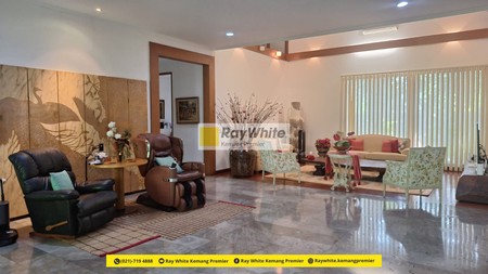 Resort house in an exclusive neighborhood in Pejaten Barat