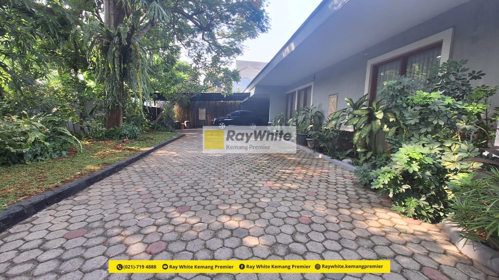 For sale : elegant resort house in an exclusieve neighborhood in Pejaten Barat