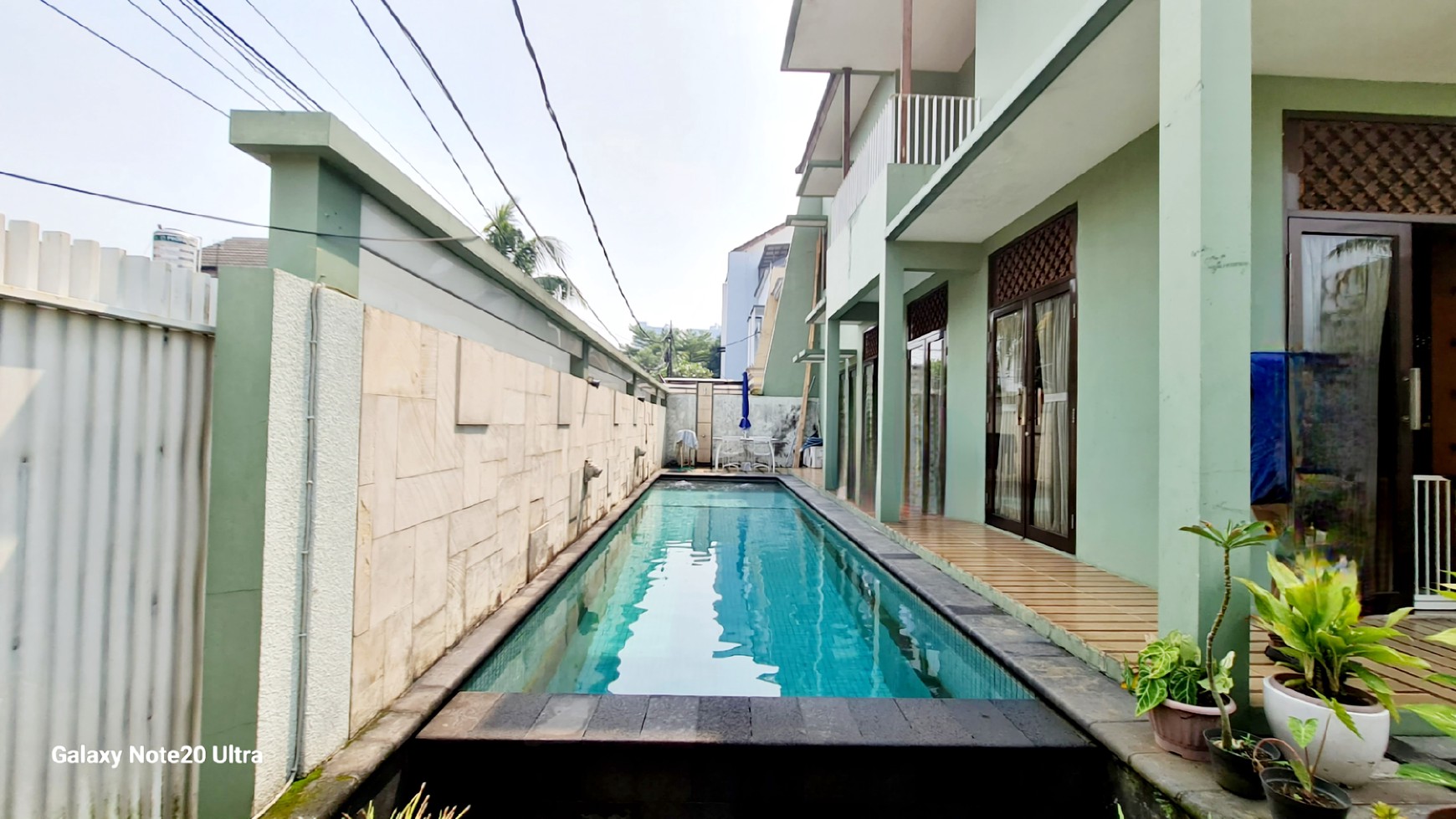 Rumah terawat di daerah Lebak bulus 4 lantai dengan kolam renang .