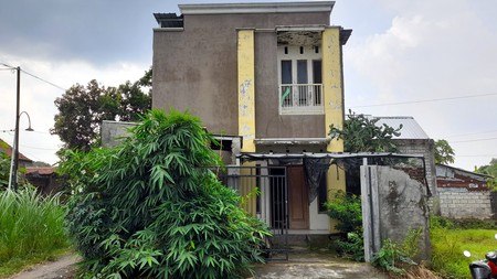 Rumah 2 lantai setengah jadi di Jombang Kota