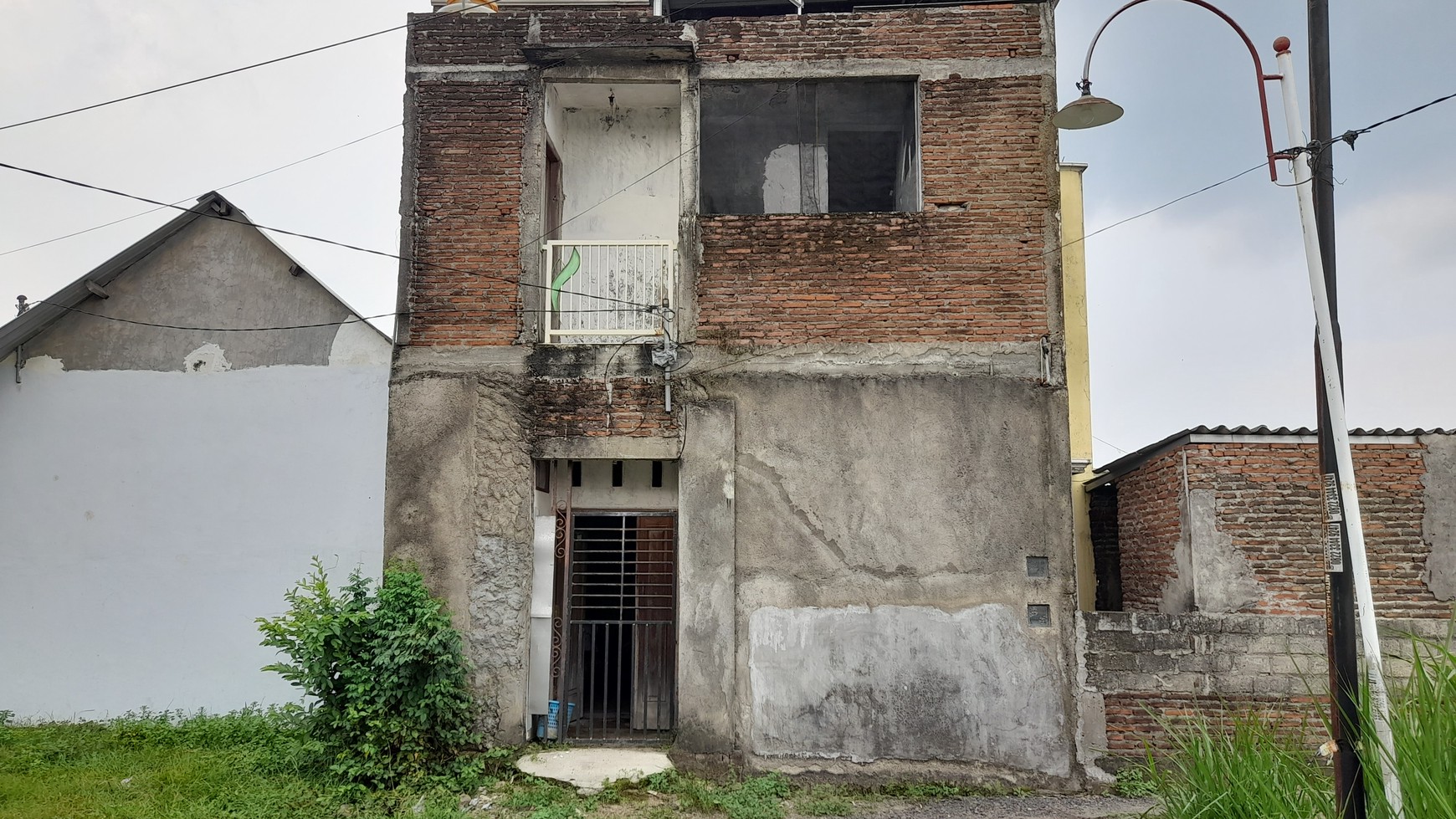 Rumah 2 lantai setengah jadi di Jombang Kota