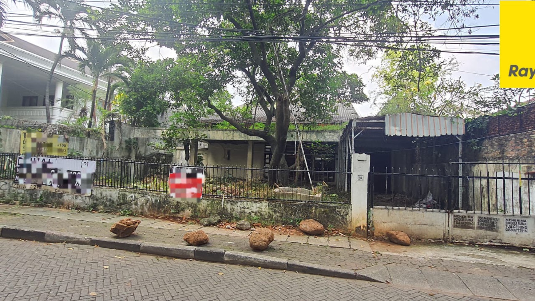 Rumah Rusak Perlu Renovasi di Menteng Jakarta Pusat 