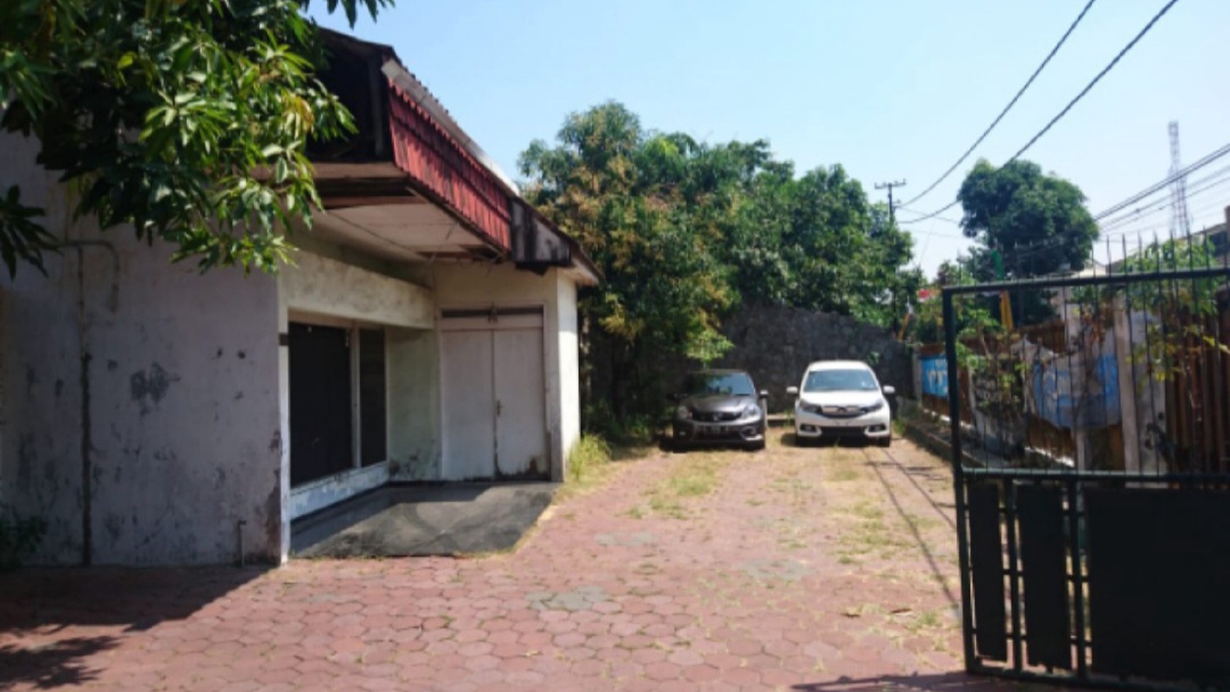 Dijual 2704 m Tanah + Bangunan di kota Sidoarjo  JATIM Lantai Cor  BETON plus Pagar Tembok Keliling - Buat Parkiran Kapasitas 335 Mobil