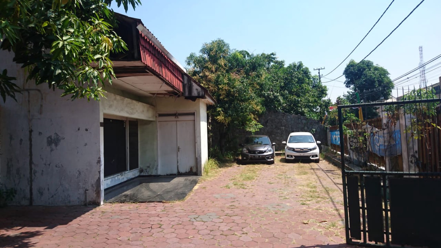 Dijual 2704 m Tanah + Bangunan di kota Sidoarjo  JATIM Lantai Cor  BETON plus Pagar Tembok Keliling - Buat Parkiran Kapasitas 335 Mobil