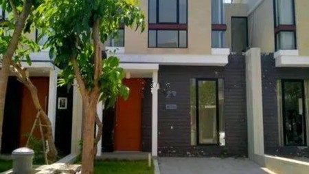 1698. DIJUAL RUMAH NORTH WEST LAKE CITRALAND SURABAYA BARAT