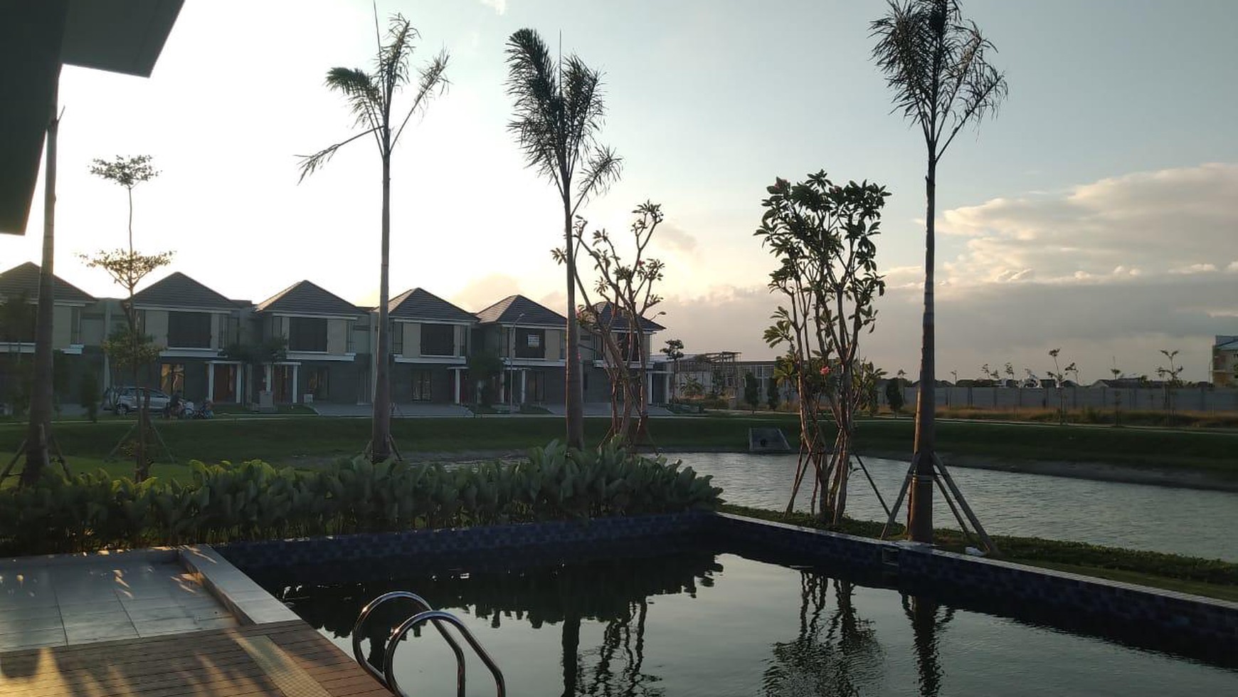 1698. DIJUAL RUMAH NORTH WEST LAKE CITRALAND SURABAYA BARAT