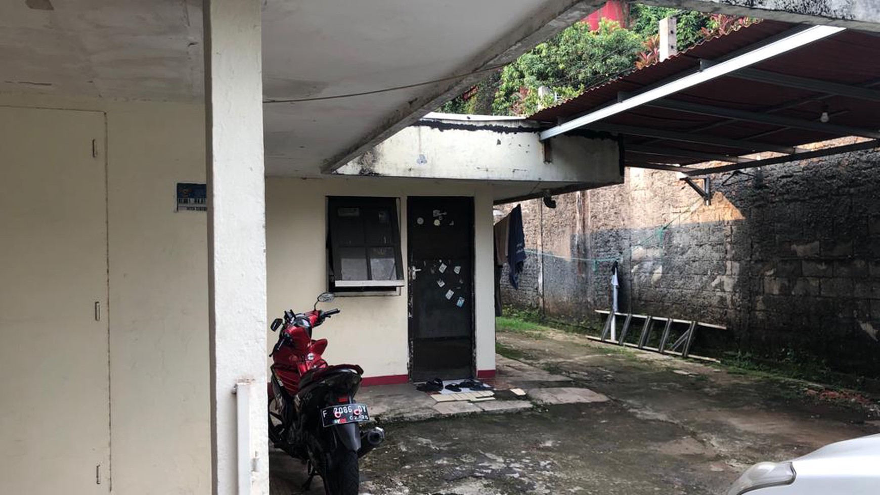 Rumah Hitung Tanah Lokasi Strategis dan Cocok untuk Kos-kosan (Kontrakan) @Cirendeu