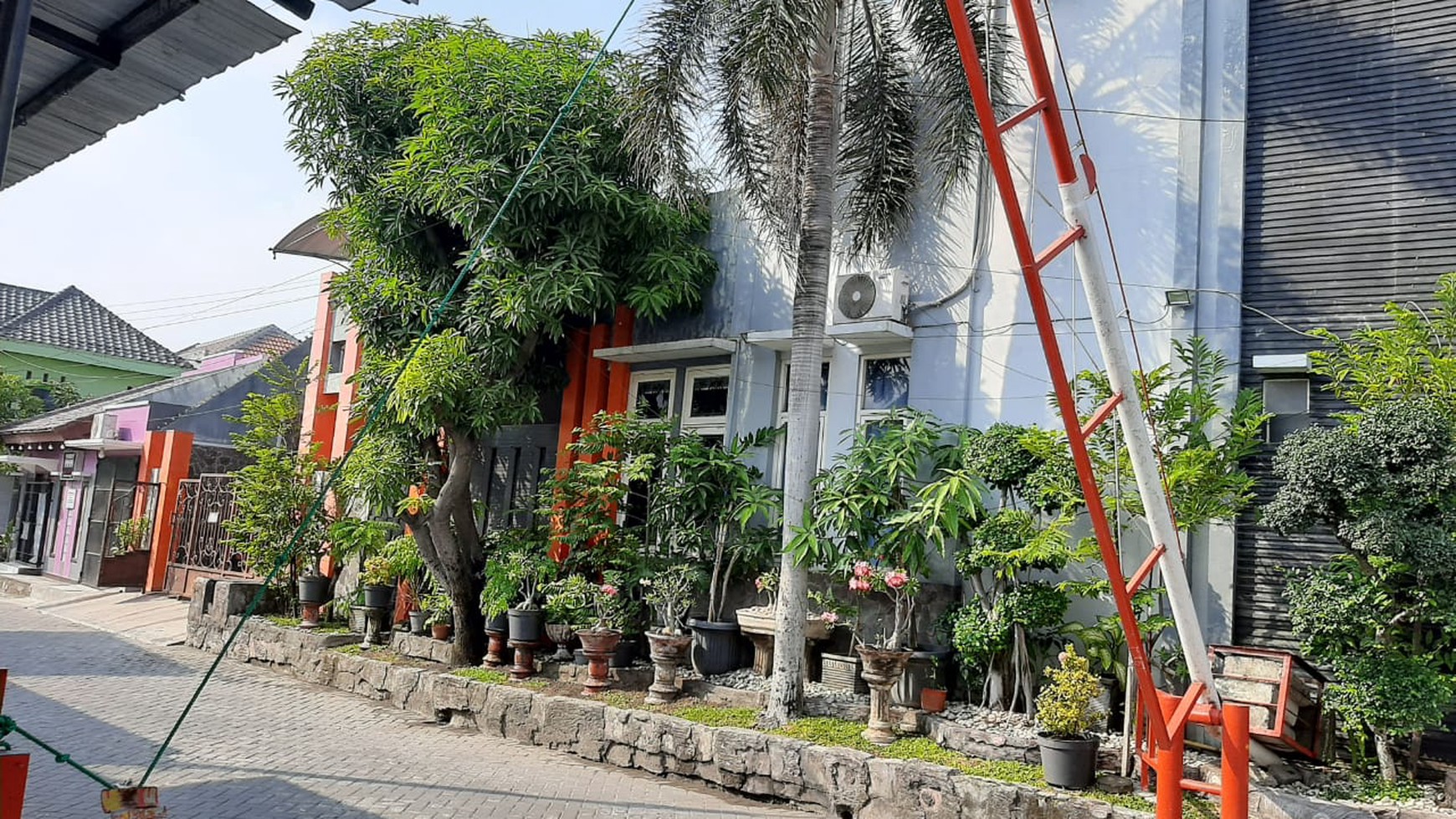 Rumah Usaha Di Jalan Kalimantan GKB Gresik