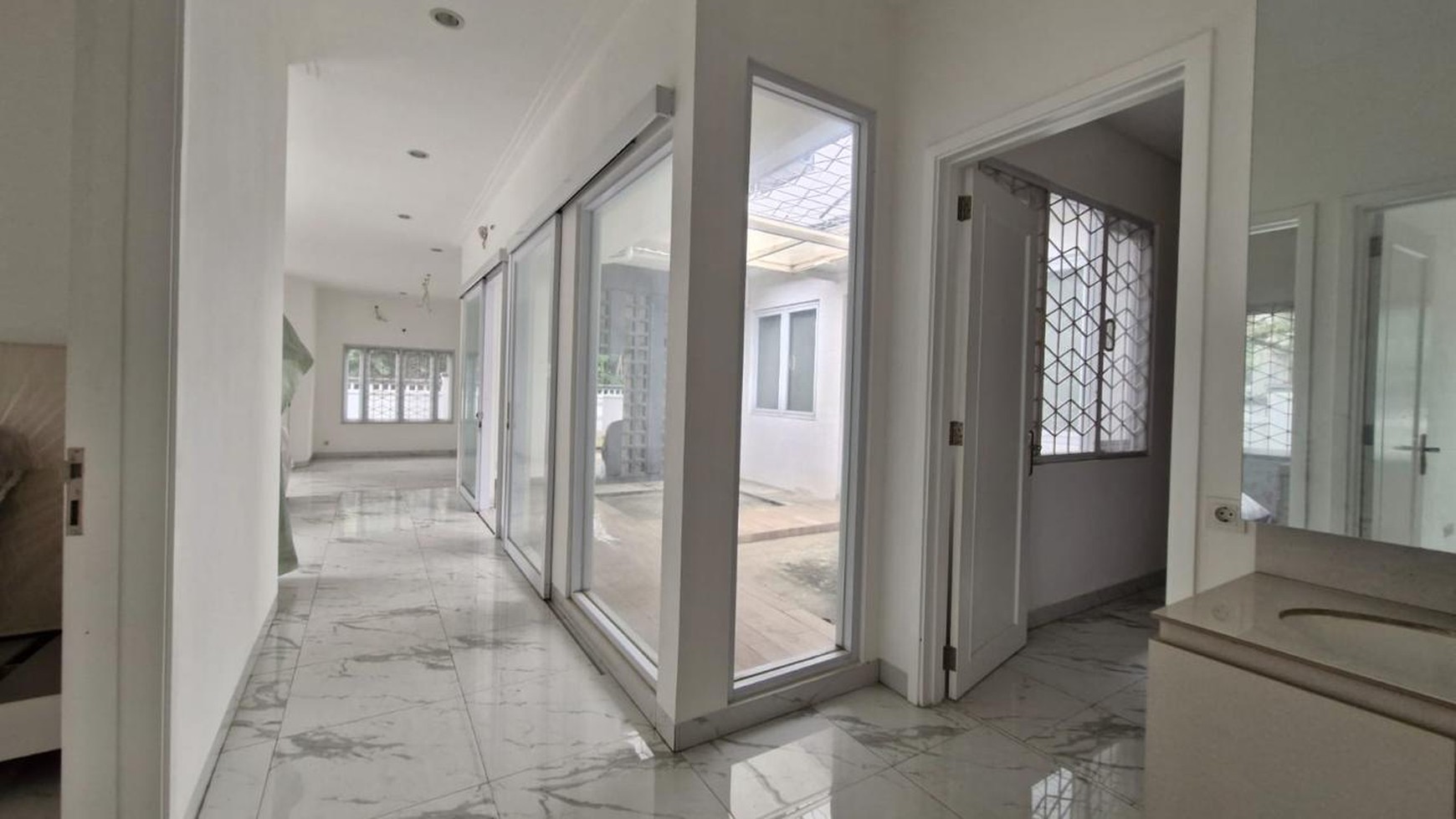 Di jual Rumah di hoek  Brand new  di Jl Tampak Siring  Komplek Graha Cinere  Depok