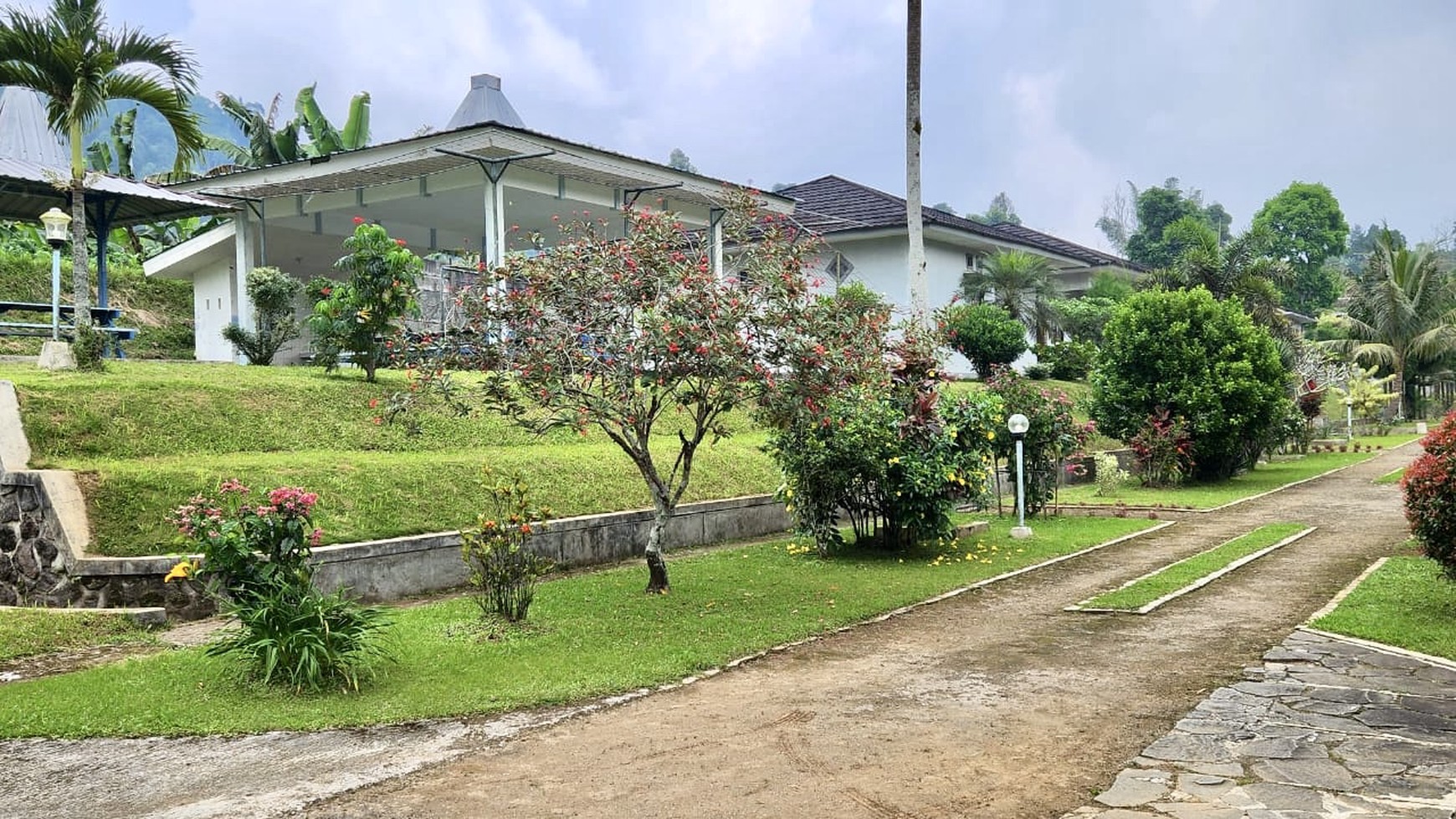 Dijual  Penginapan di daerah Bumi Jawa arah ke lokasi wisata Guci, Tegal - Jateng