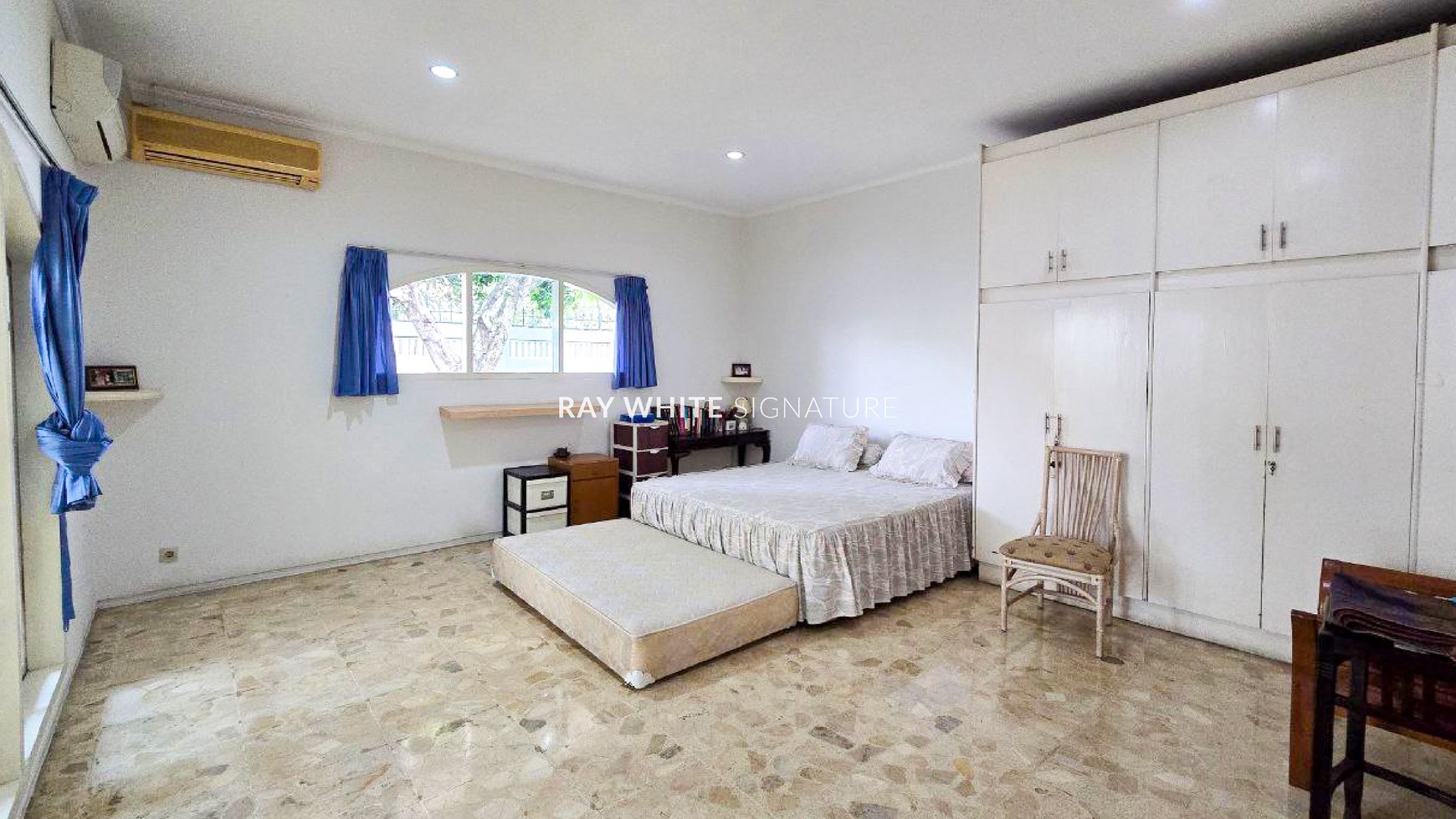 Dijual Rumah Mewah dengan Kolam Renang di Jl Bangka XIC 