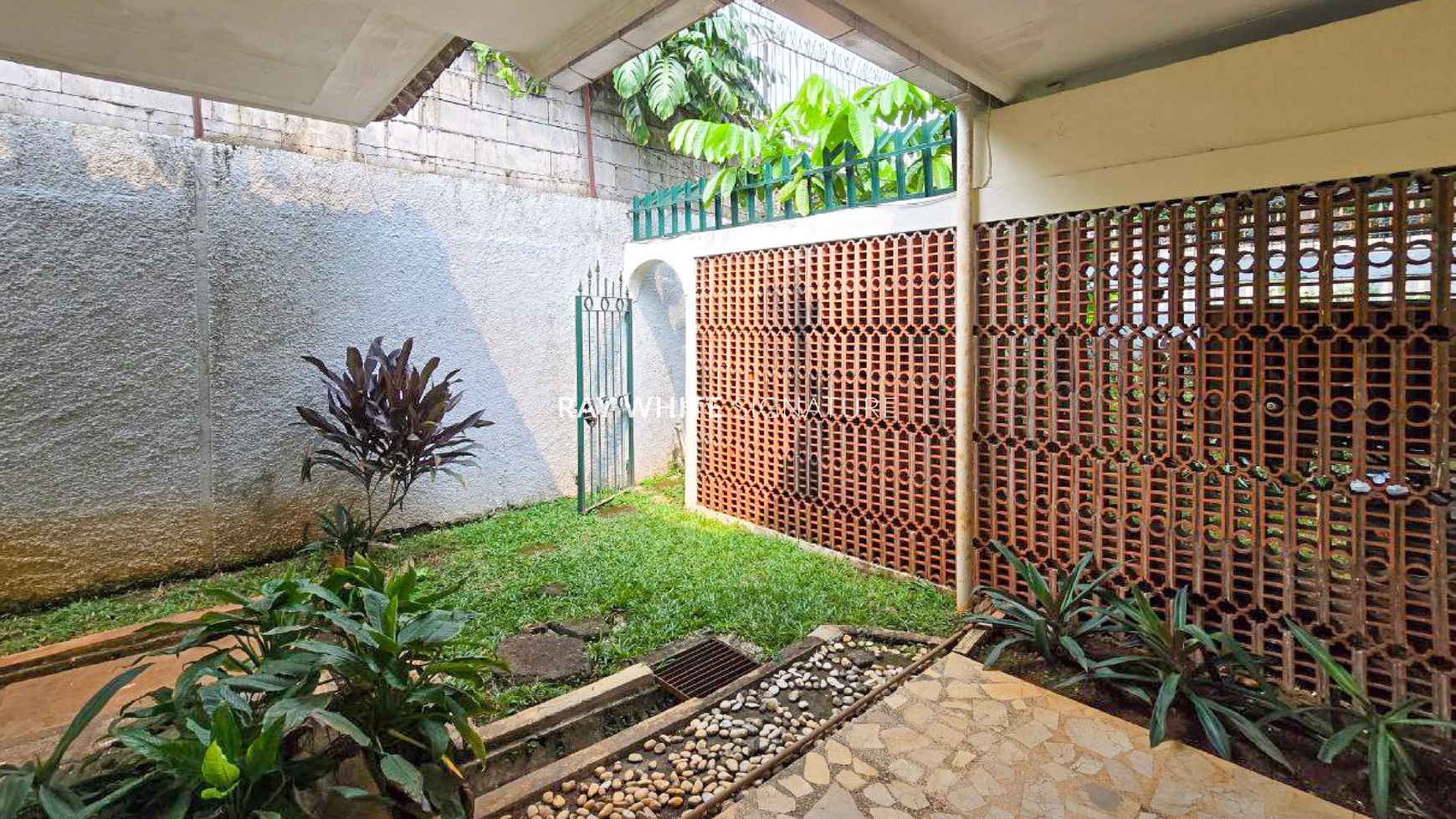 Dijual Rumah Mewah dengan Kolam Renang di Jl Bangka XIC 