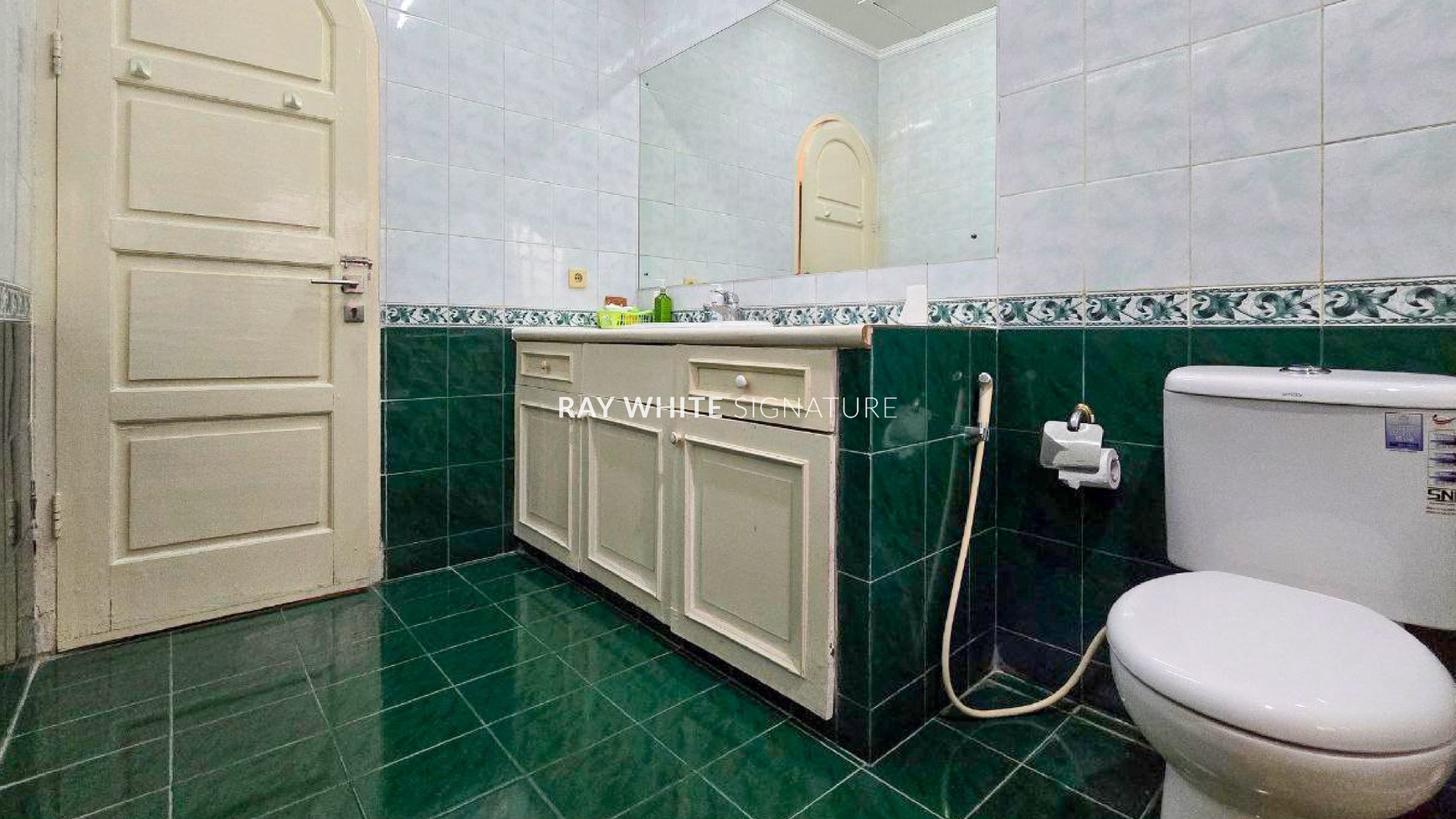 Dijual Rumah Mewah dengan Kolam Renang di Jl Bangka XIC 