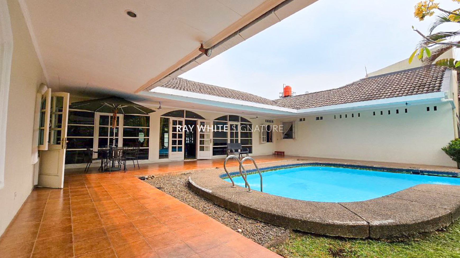 Dijual Rumah Mewah dengan Kolam Renang di Jl Bangka XIC 