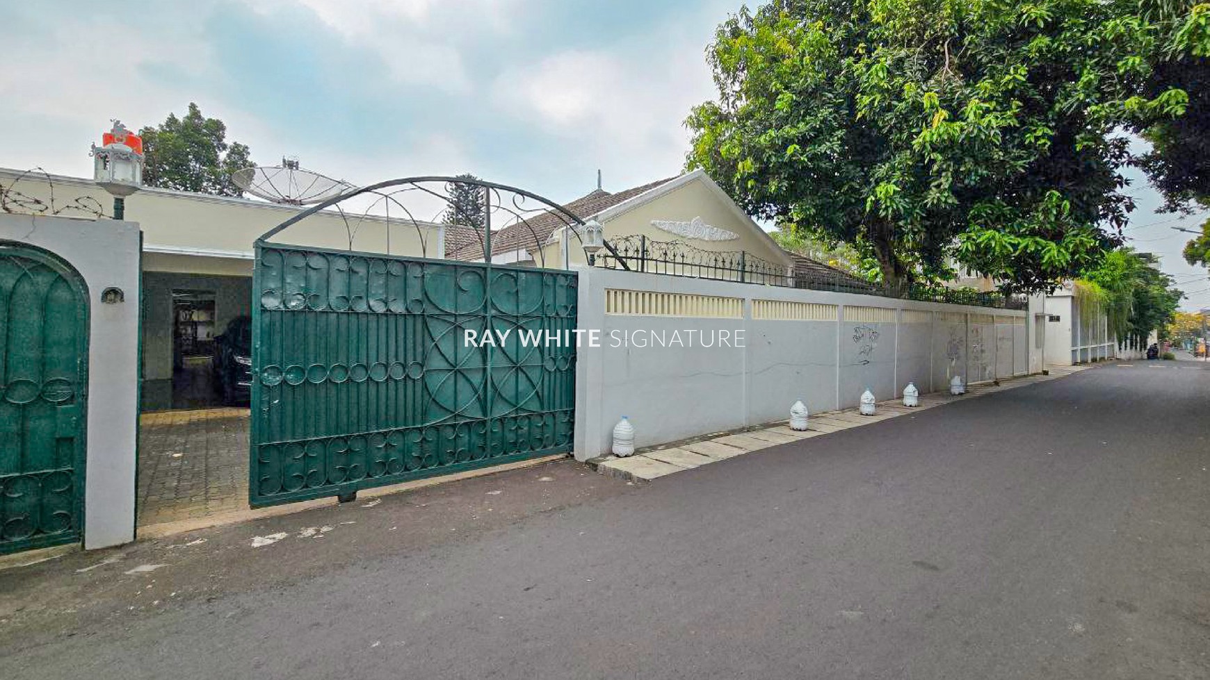 Dijual Rumah Mewah dengan Kolam Renang di Jl Bangka XIC 
