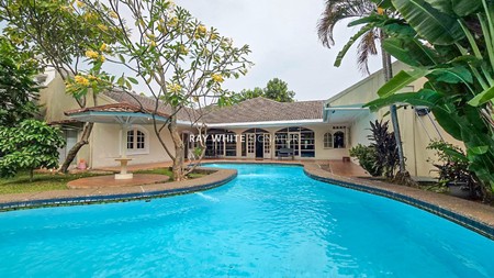Dijual Rumah Mewah dengan Kolam Renang di Jl Bangka XIC 