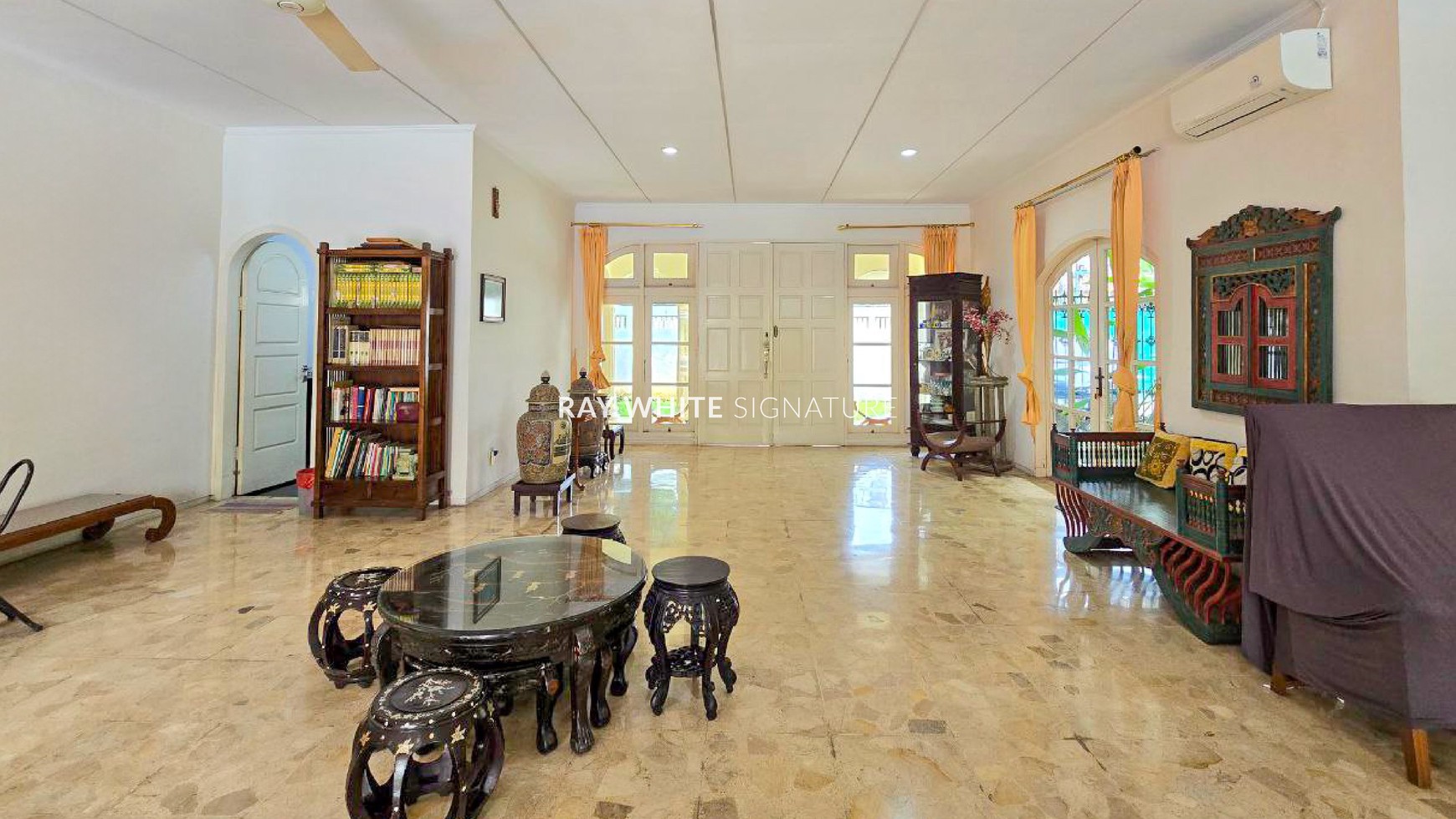 Dijual Rumah Mewah dengan Kolam Renang di Jl Bangka XIC 
