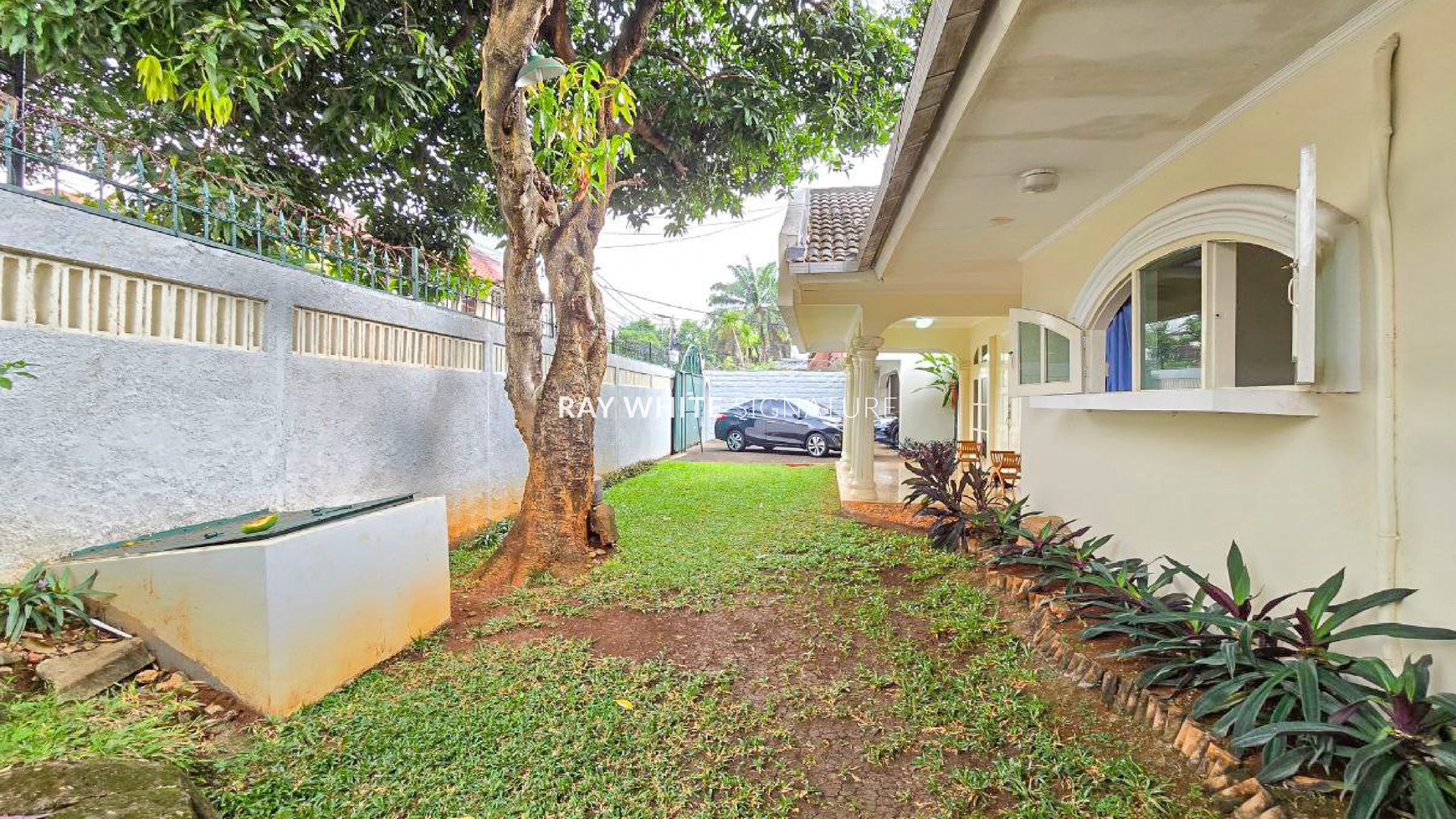 Dijual Rumah Mewah dengan Kolam Renang di Jl Bangka XIC 