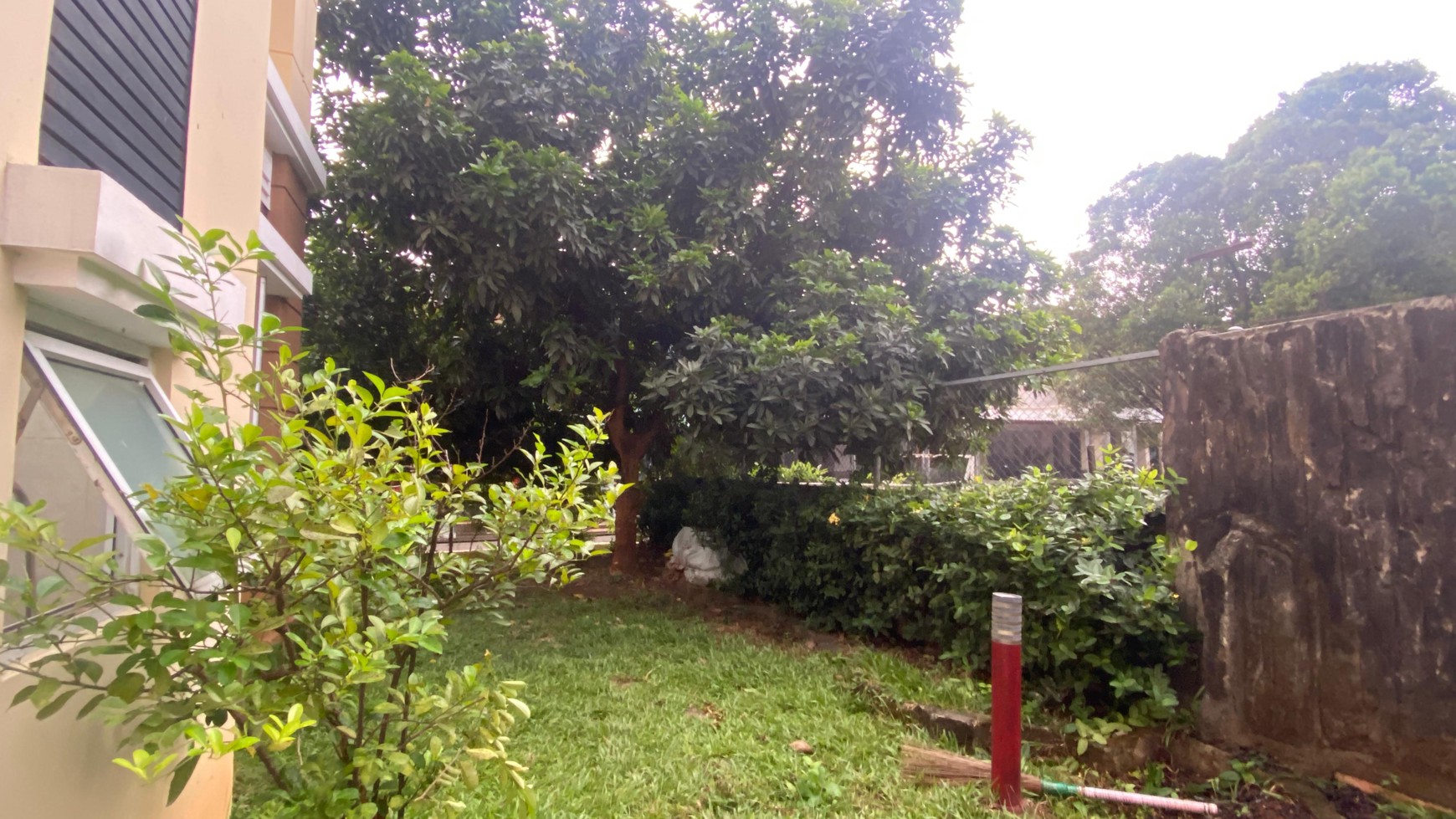 RUMAH HOEK HALAMAN LUAS SIAP HUNI DI KOTA WISATA CIBUBUR