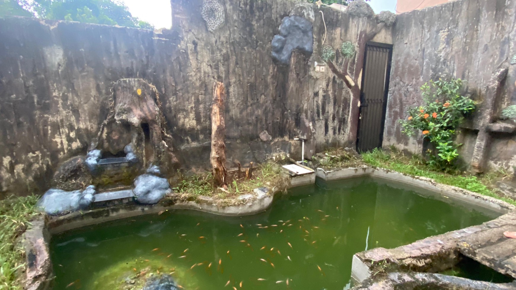 RUMAH HOEK HALAMAN LUAS SIAP HUNI DI KOTA WISATA CIBUBUR