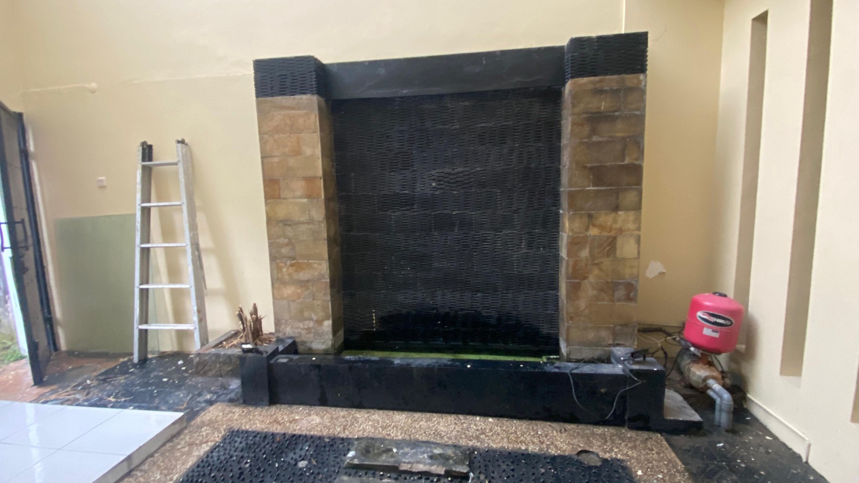 RUMAH HOEK HALAMAN LUAS SIAP HUNI DI KOTA WISATA CIBUBUR