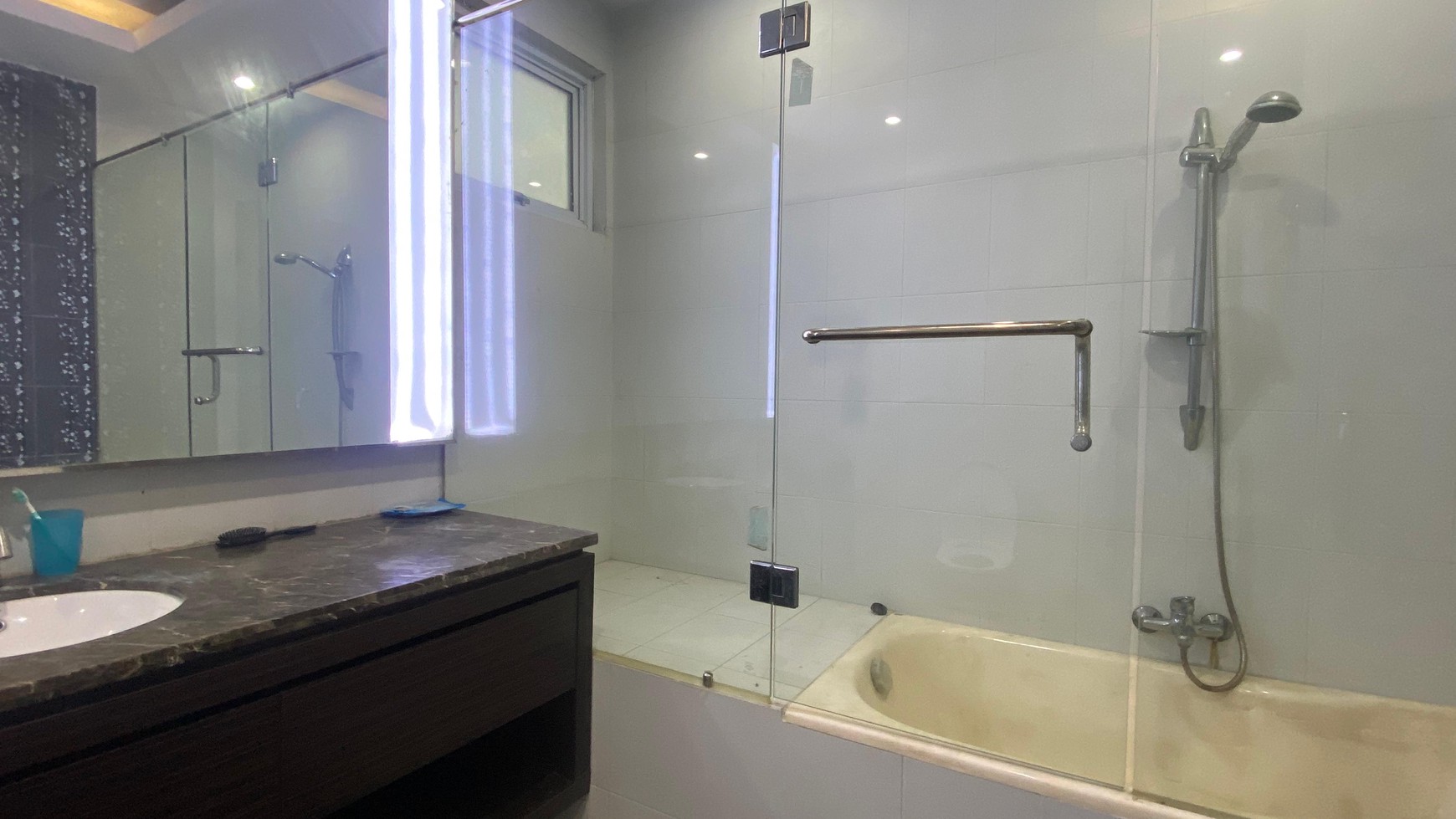 RUMAH HOEK HALAMAN LUAS SIAP HUNI DI KOTA WISATA CIBUBUR