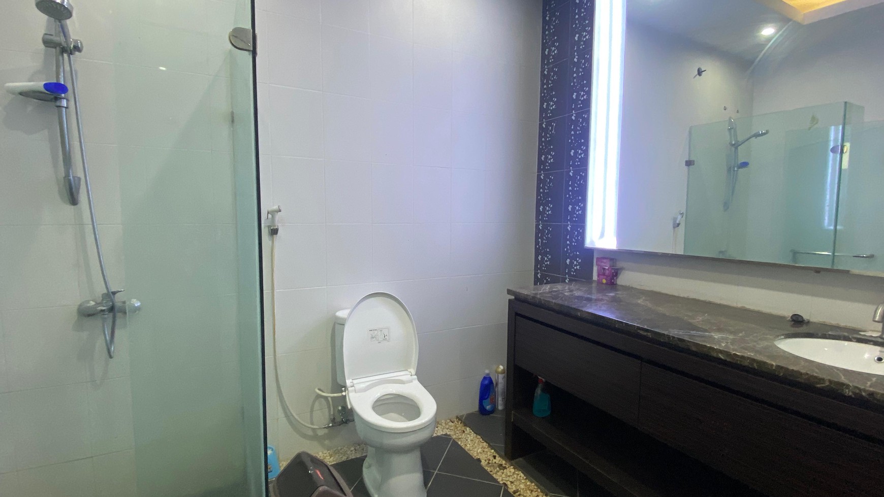 RUMAH HOEK HALAMAN LUAS SIAP HUNI DI KOTA WISATA CIBUBUR