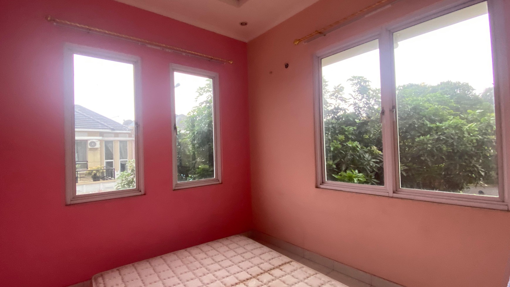 RUMAH HOEK HALAMAN LUAS SIAP HUNI DI KOTA WISATA CIBUBUR