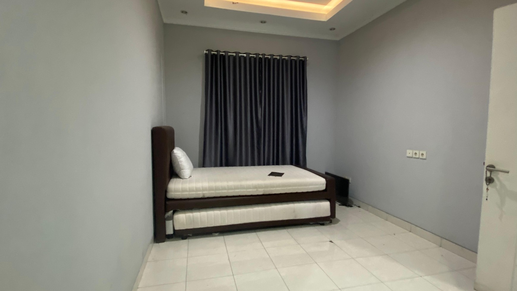 RUMAH HOEK HALAMAN LUAS SIAP HUNI DI KOTA WISATA CIBUBUR