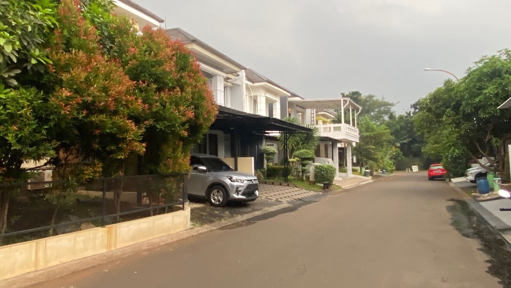 RUMAH HOEK HALAMAN LUAS SIAP HUNI DI KOTA WISATA CIBUBUR