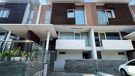 RUMAH TROPICAL MODERN SPLIT LEVEL 3,5 LANTAI IN CITRA GARDEN 7, JAKARTA BARAT 