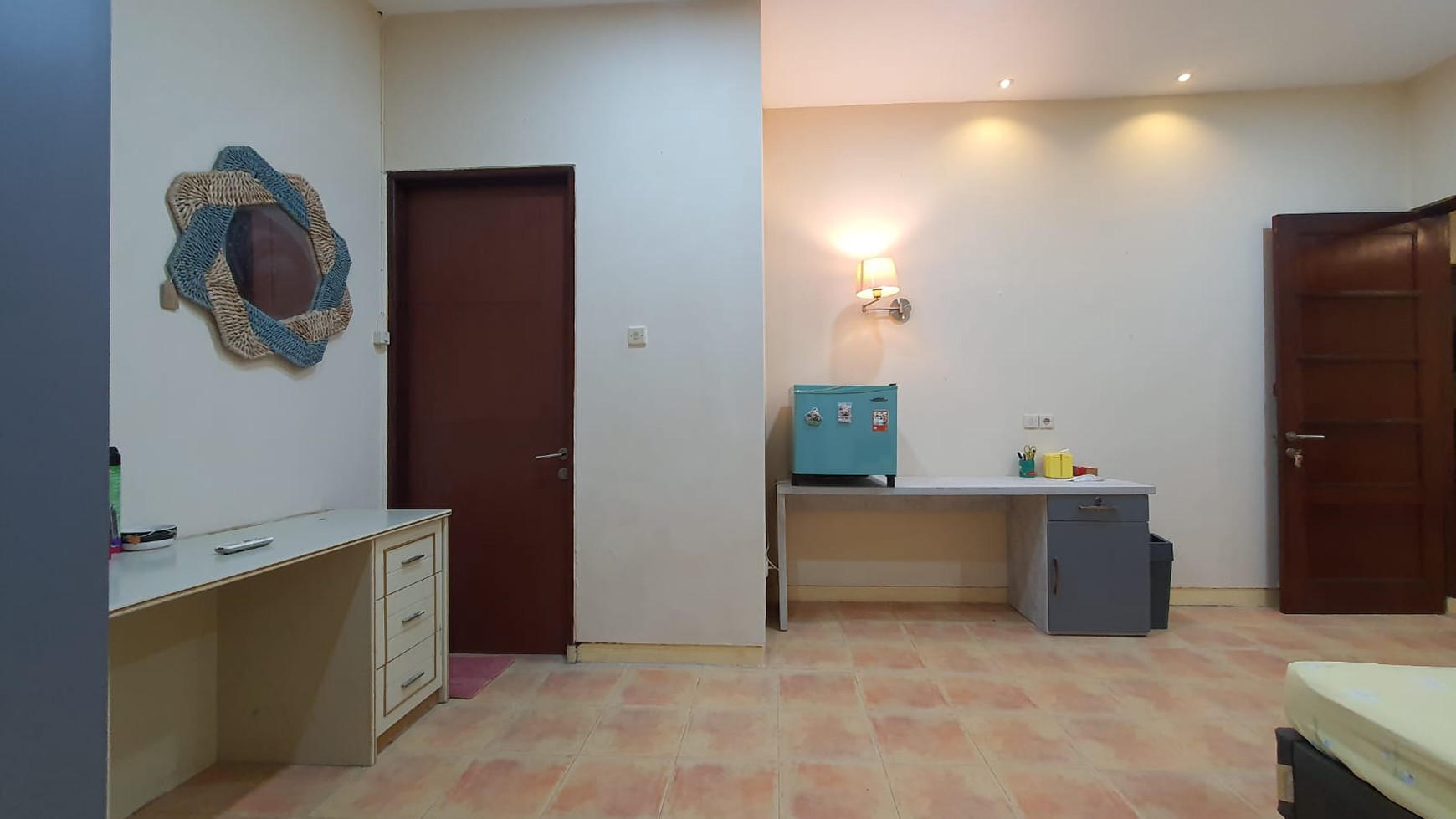 DIJUAL RUMAH FURNISHED BARU RENOVASI DI MEDOKAN ASRI TENGAH