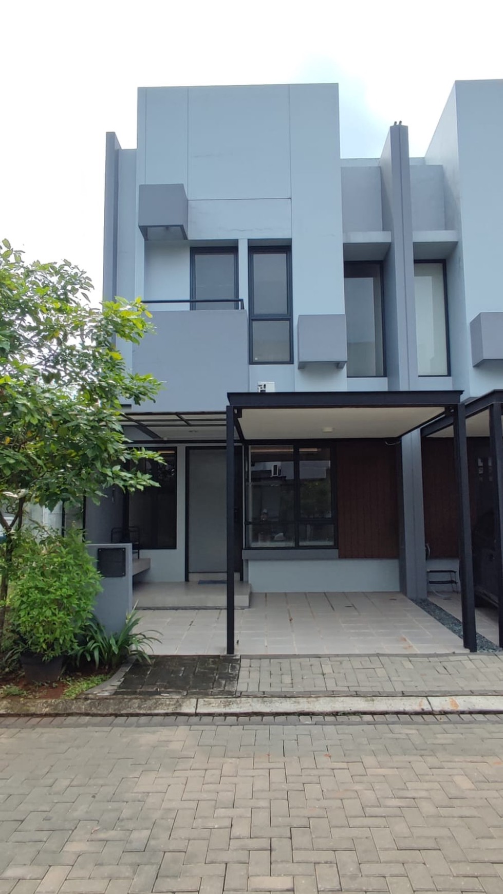 Termurah. Rumah modern Tabebuya Invensihaus, BSD