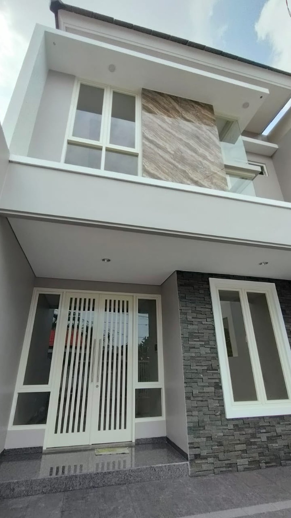 DiJuaL Rumah Baru, modeRn Minimalis,di Surabaya Timur