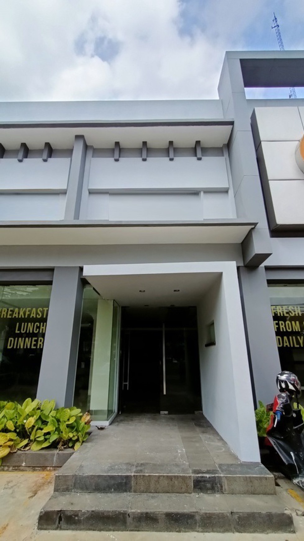 Gedung bagus, daerah commersil, cocok untuk usaha atau perkantoran di Jakarta Selatan