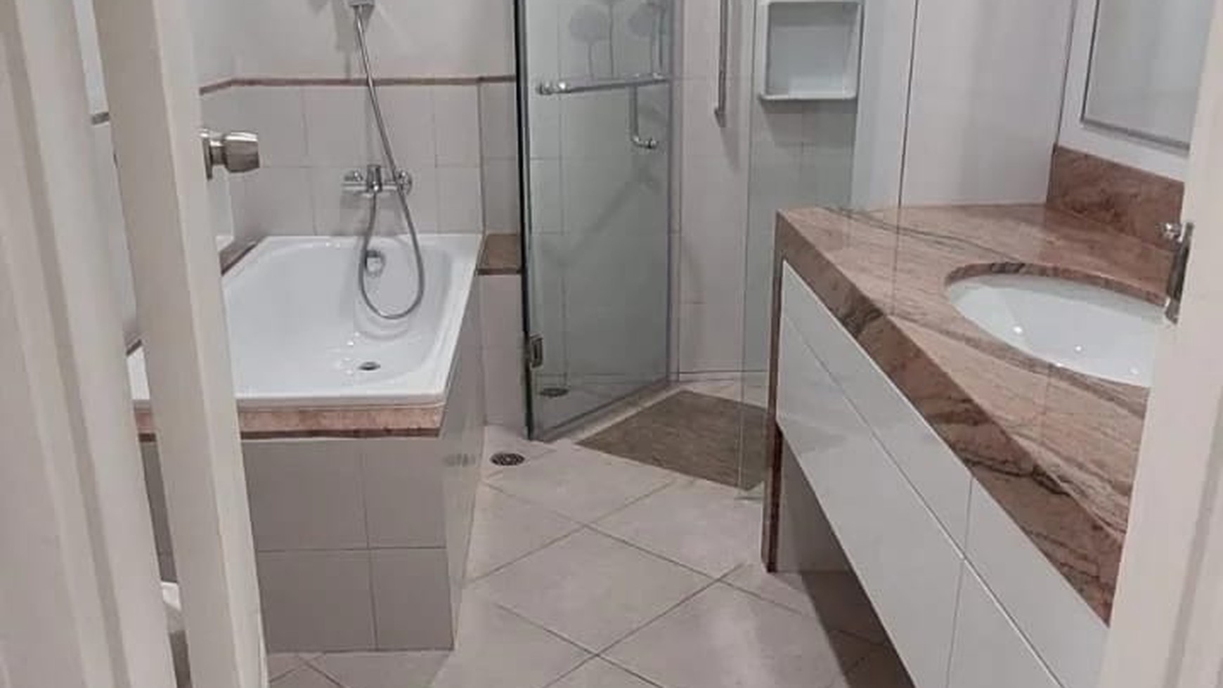 Rumah Asri di Area Premium Tebet, Lokasi depan Taman, Furnished, Bangunan Baru Selesai Renovasi