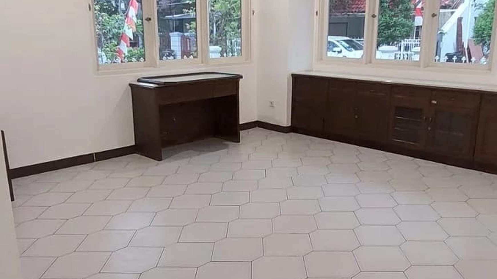 Rumah Asri di Area Premium Tebet, Lokasi depan Taman, Furnished, Bangunan Baru Selesai Renovasi