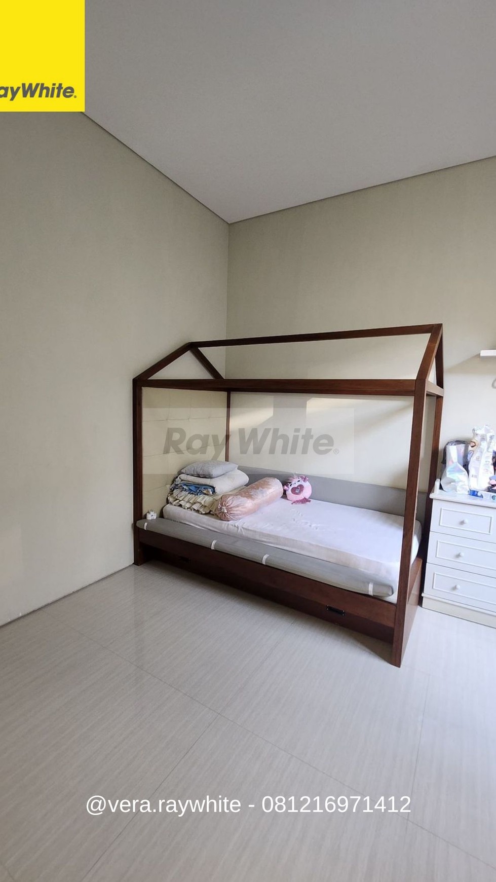 dijual rumah cantik semi furnished Royal Residence